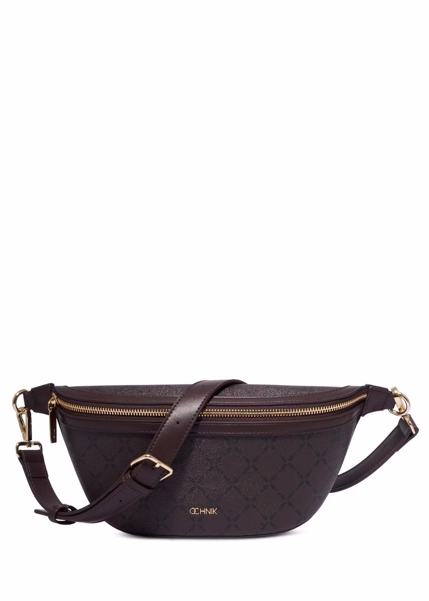 Brązowa nerka z monogramem TOREC-0981-1P(Z26), widok produktu z przodu na białym tle.