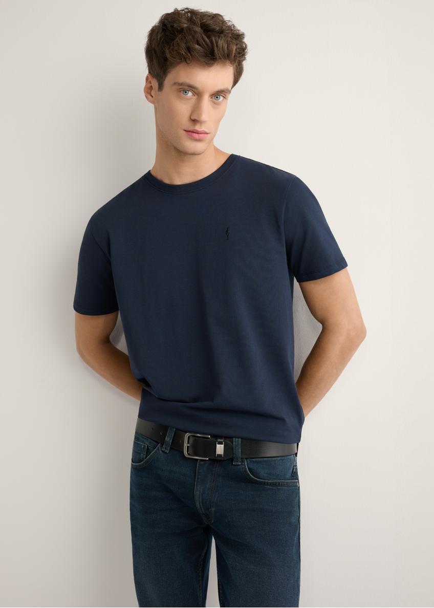 Granatowy T-shirt męski TSHMT-0120-7E(W26), widok produktu z przodu na modelu. Widoczna połowa sylwetki.