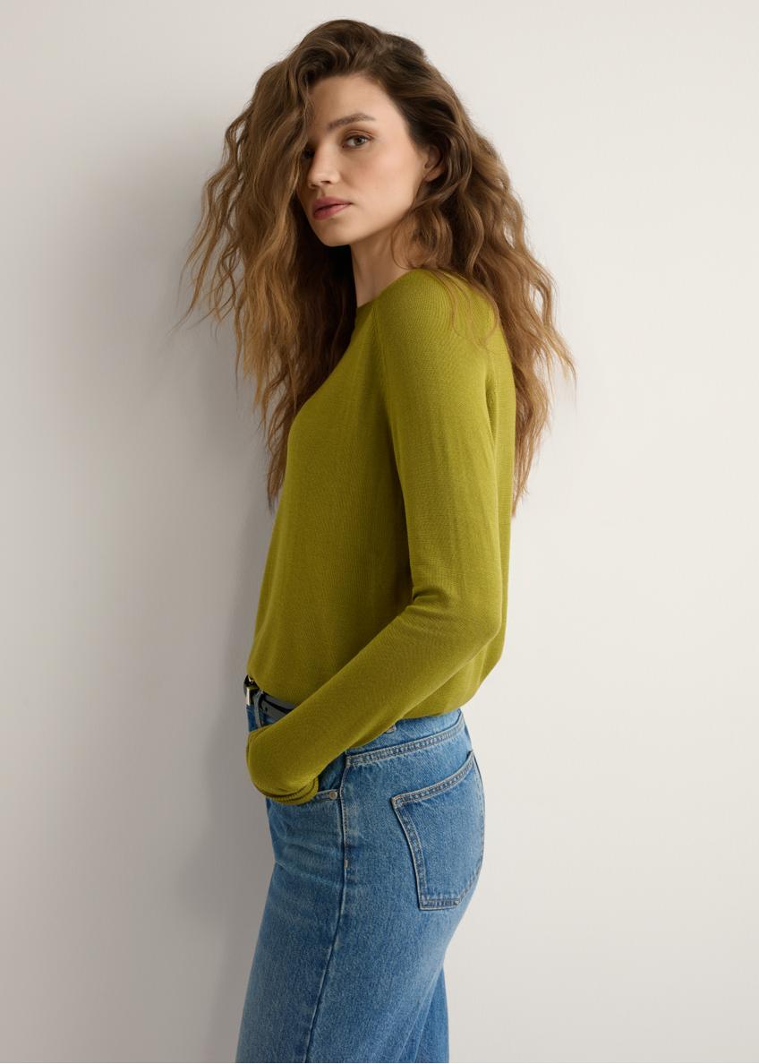 Cienki oliwkowy sweter damski SWEDT-0257-8E(W26), widok produktu z boku na modelce. Widoczna połowa sylwetki.