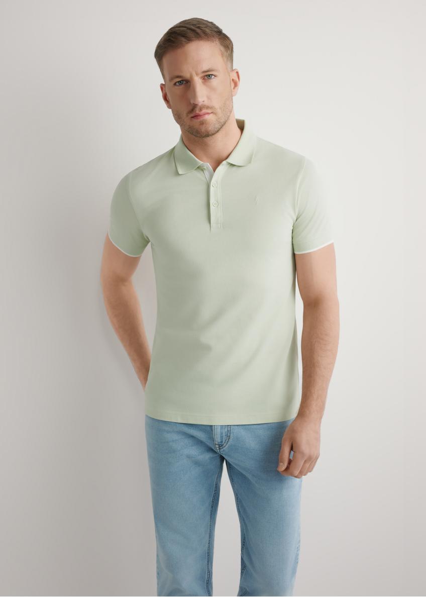 Szałwiowa koszulka polo z bawełny POLMT-0045B-8F(W26), widok produktu z przodu na modelu. Widoczna połowa sylwetki.