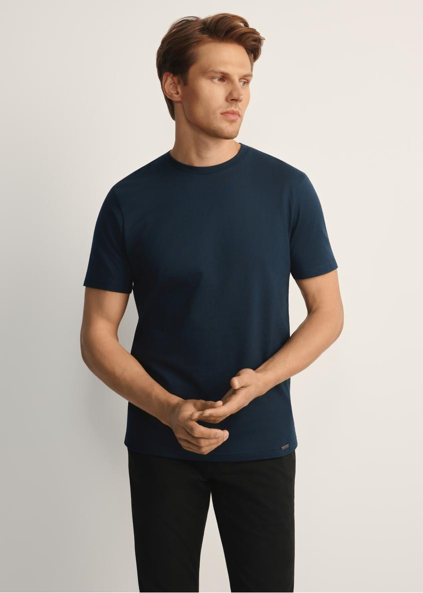 Granatowy bawełniany t-shirt męski TSHMT-0108-68(Z25), widok produktu od przodu na modelu, widoczna połowa sylwetki.