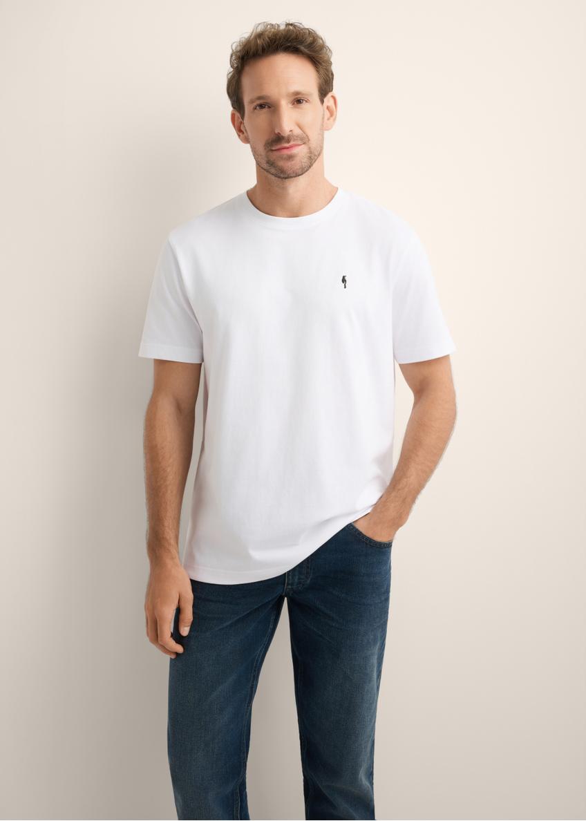 Biały bawełniany T-shirt męski TSHMT-0158-0A(Z26), widok produktu z przodu na modelu. Widoczna połowa sylwetki.