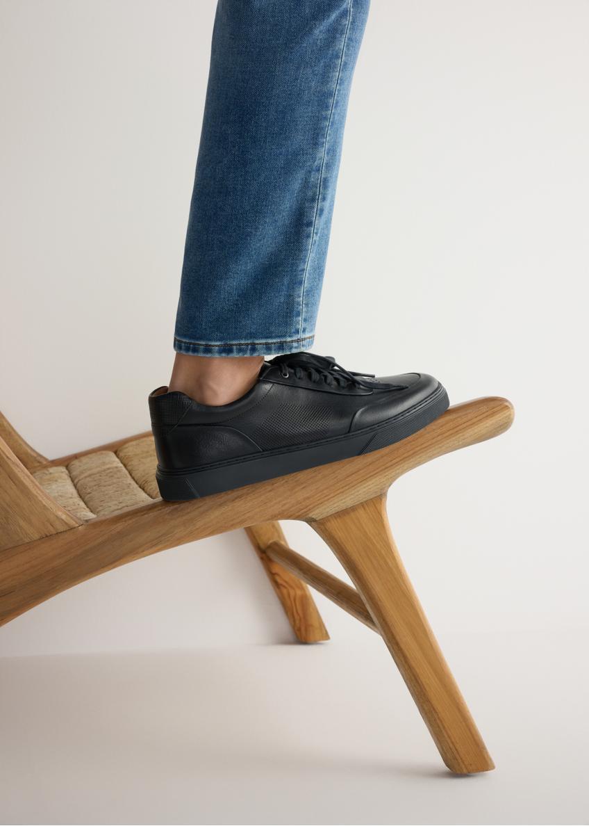 Skórzane sneakersy męskie w kolorze granatowym BUTYM-0484-7E(W26)