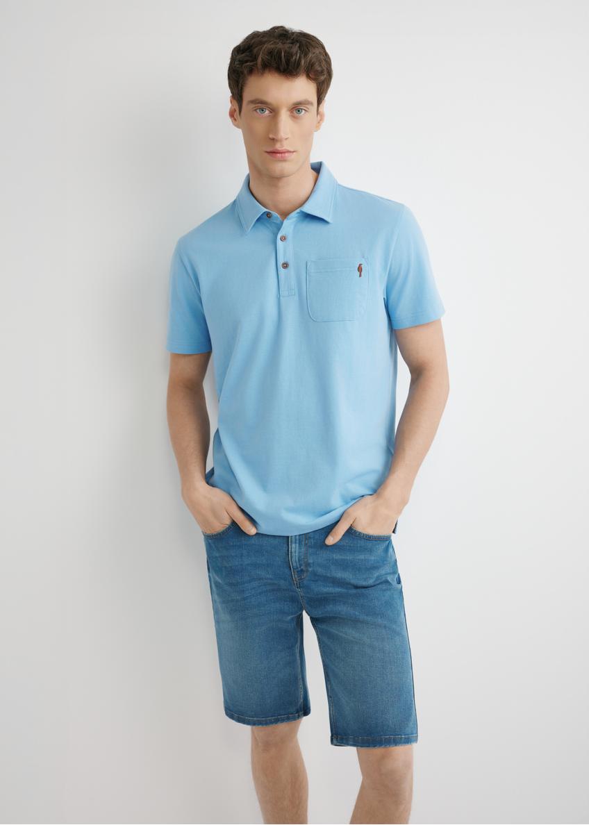 Niebieska męska koszulka polo POLMT-0088-7B(W26), widok produktu z przodu na modelu. Widoczna połowa sylwetki.