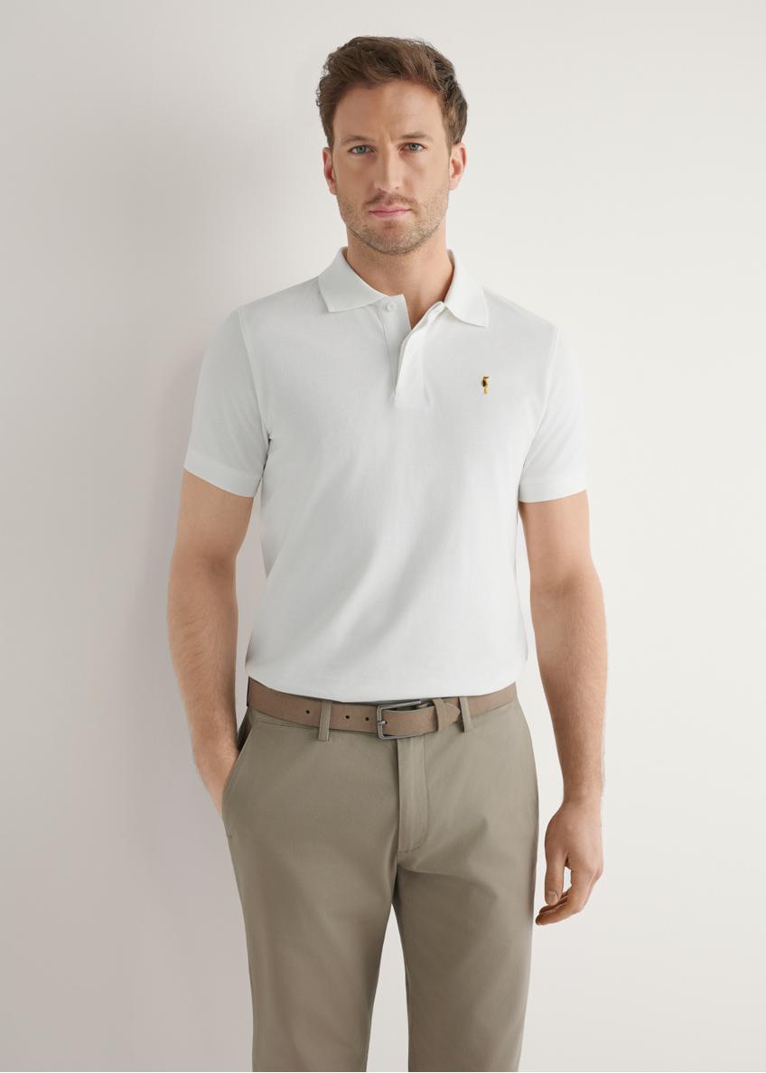 Kremowa koszulka polo z bawełny POLMT-0086-0B(W26), widok produkt z przodu na modelu. Widoczna połowa sylwetki.