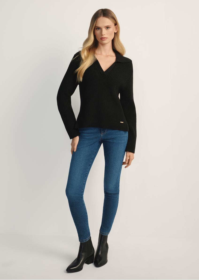 Czarny sweter damski z kołnierzykiem SWEDT-0239-99(Z25)