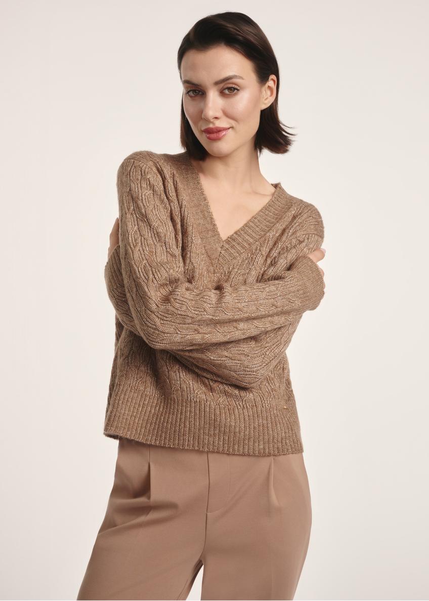 Sweter damski w kolorze brązowym SWEDT-0237-84(Z25), widok produktu z przodu na modelce. Widoczna połowa sylwetki.