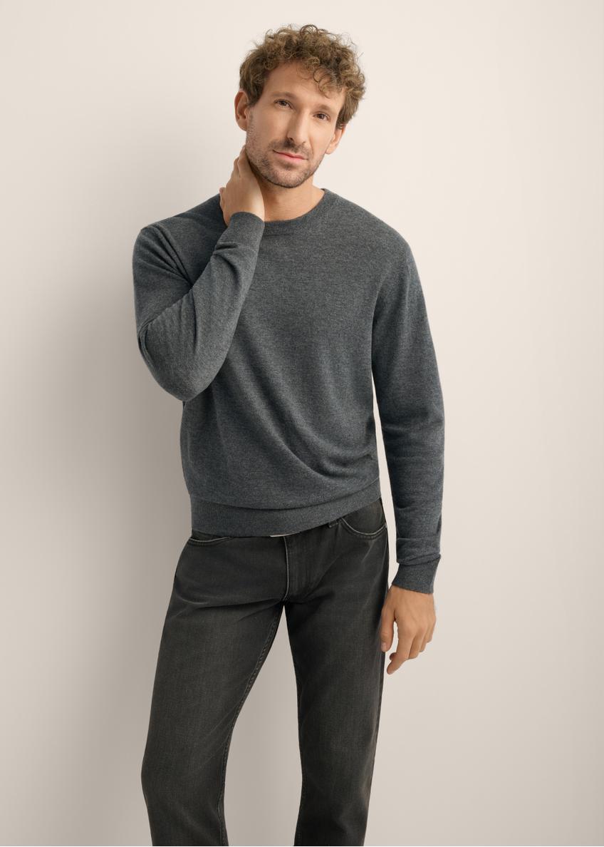 Dark navy blue wool men's sweater SWEMT-0200-7E(Z26). Widok produktu z przodu na modelu. Widok połowa sylwetki.