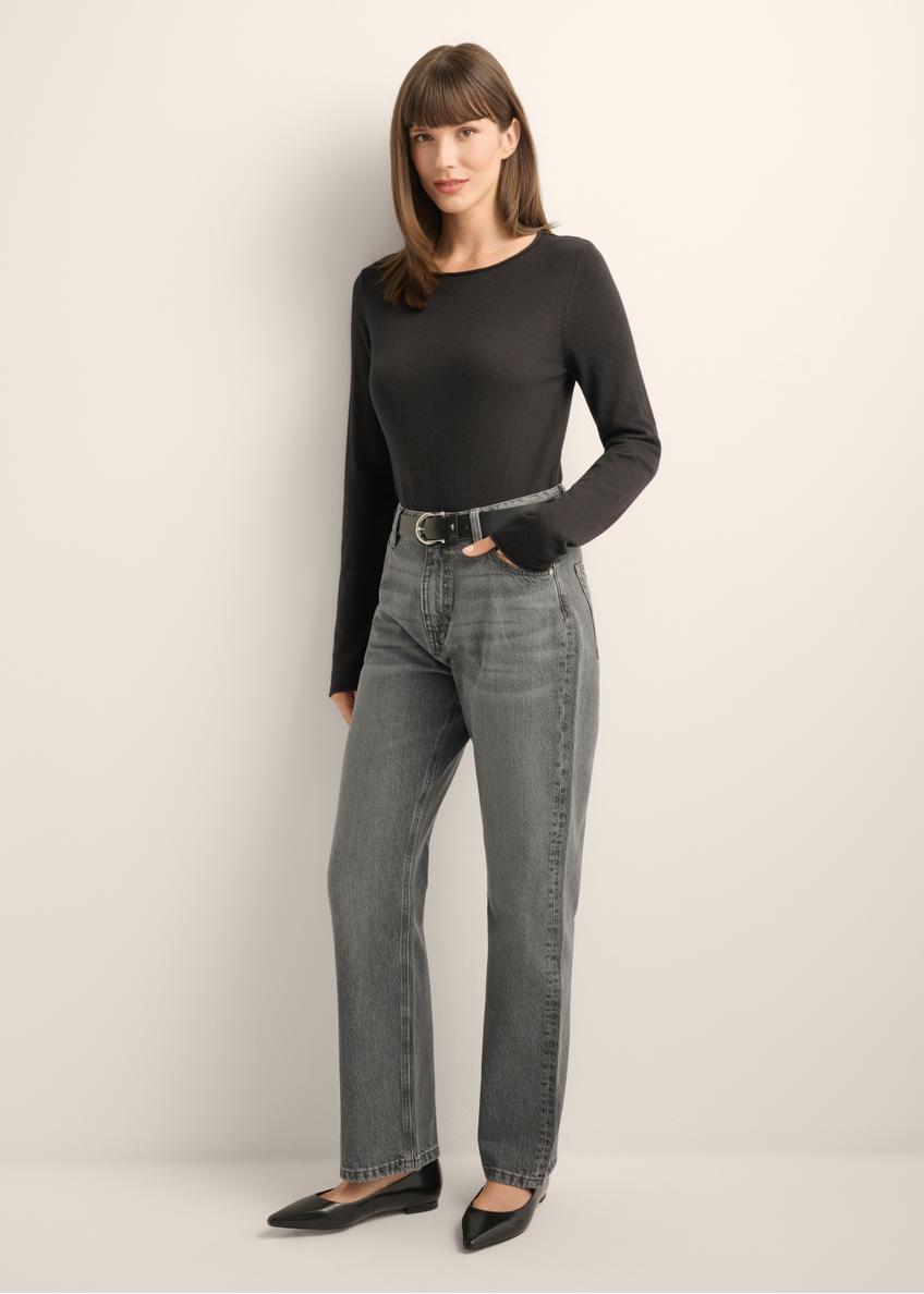 Szare jeansowe spodnie damskie JEADT-0016-9B(Z26), widok produktu od przodu na modelce, widoczna cała sylwetka.