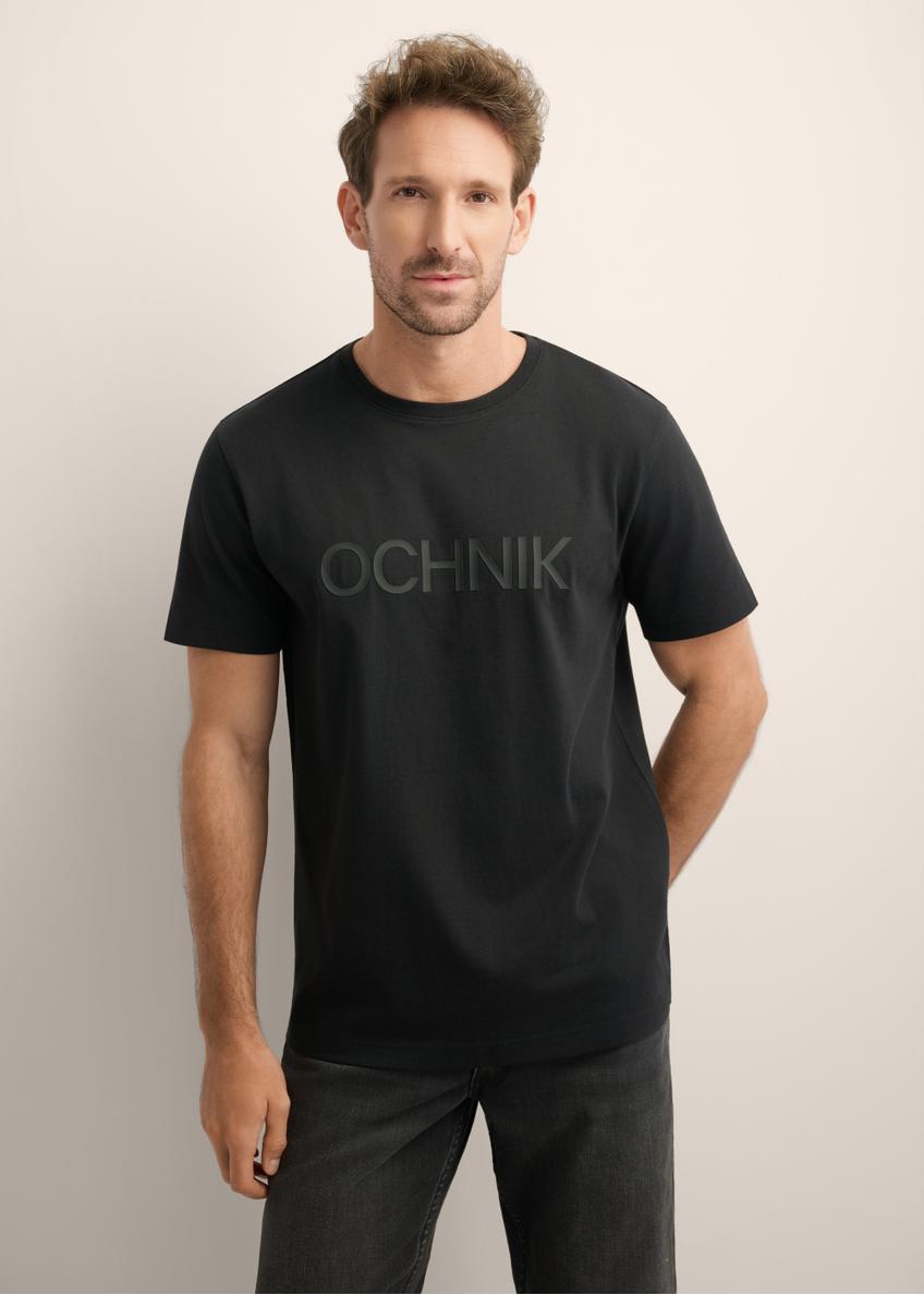 Czarny bawełniany T-shirt męski TSHMT-0154-99(Z26), widok produktu z przodu na modelu. Widoczna połowa sylwetki.