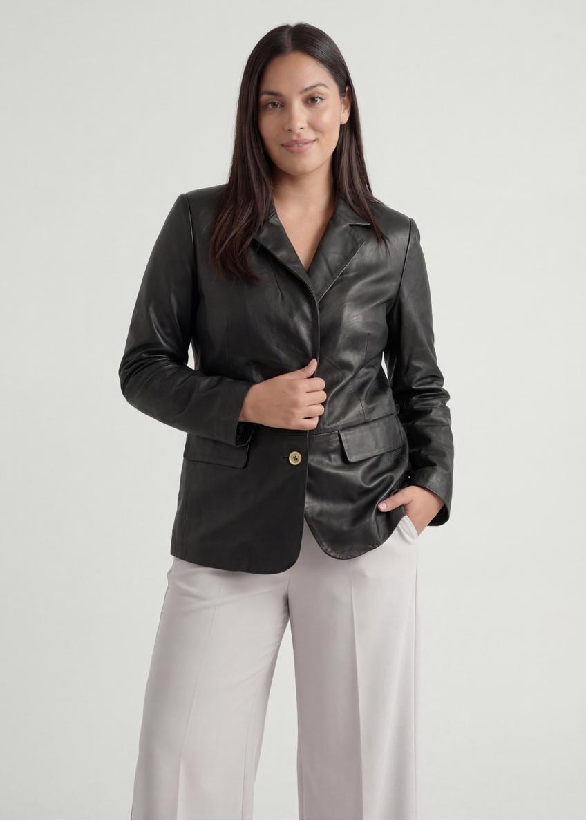 Czarna skórzana marynarka damska PLUS SIZE KURDS-0645L-99(W26), widok produktu od przodu na modelce, widoczna połowa sylwetki.