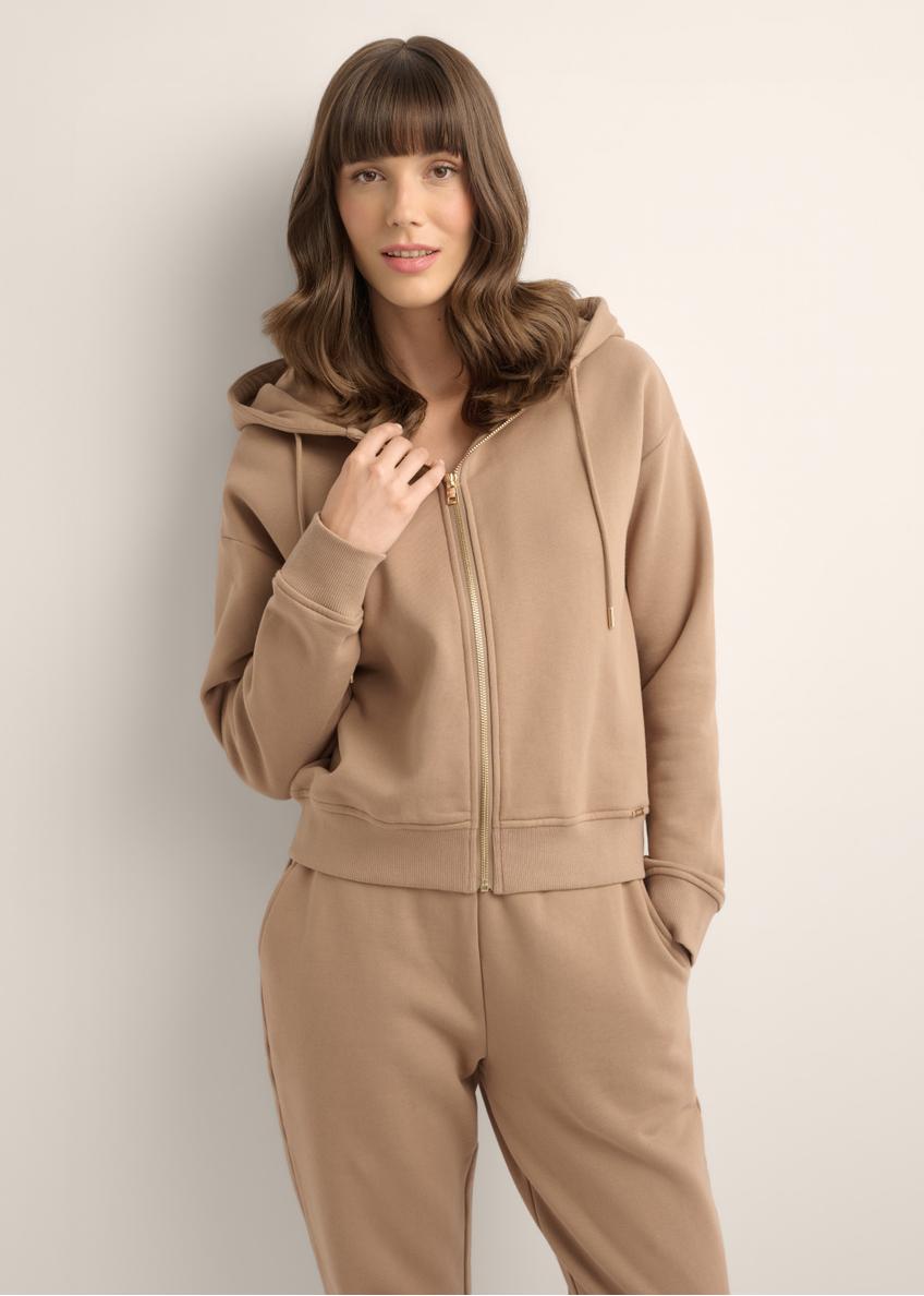 Rozpinana camelowa bluza damska z kapturem BLZDT-0122-1D(Z26), widok produktu od przodu na modelce. Widoczna połowa sylwetki.