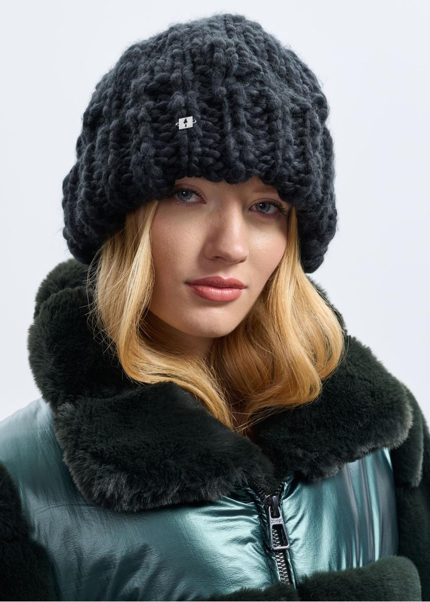 Czarna zimowa czapka damska CZADT-0182-99(Z24)