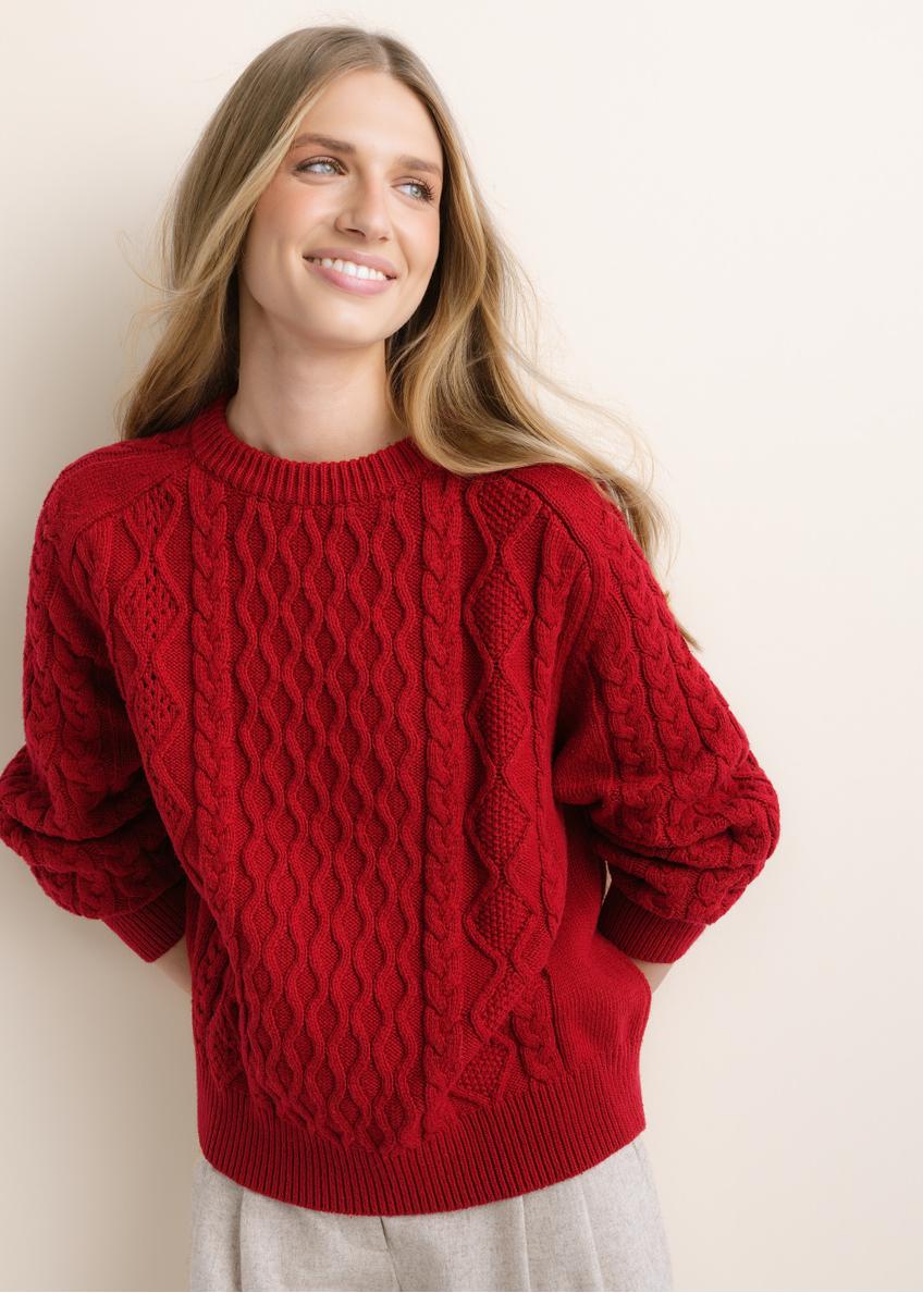 Ciemnoczerwony sweter damski SWEDT-0277-4C(Z26), widok produktu od przodu na modelce. Widoczna połowa sylwetki.