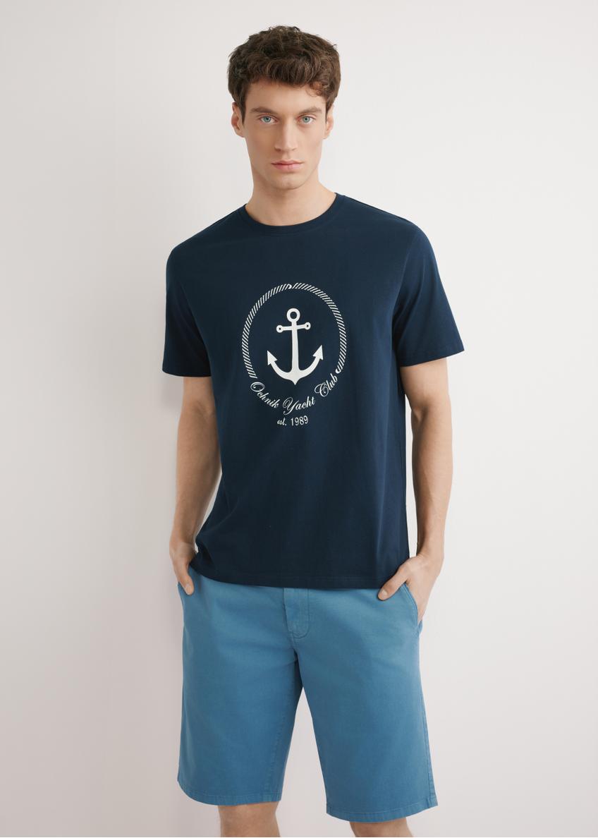 Granatowy T-shirt męski z nadrukiem TSHMT-0147-7E(W26), widok produktu z przodu, na modelu, na jasnym tle. Widoczna połowa sylwetki.  
