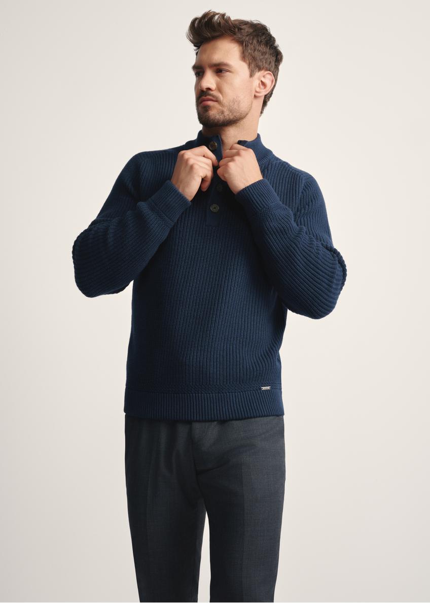 Granatowy sweter męski ze stójką SWEMT-0168-68(Z25) - widok produktu z przodu na modelu na białym tle. Widoczna połowa sylwetki.