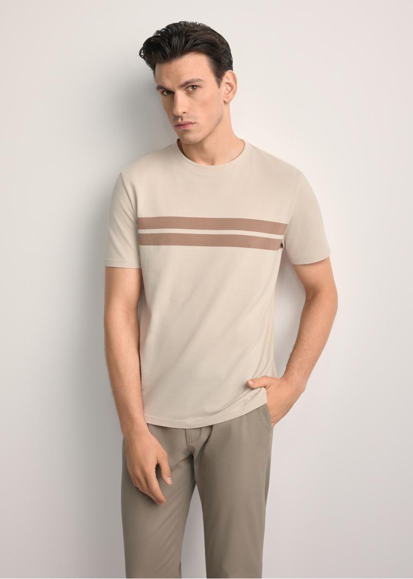 Beżowy bawełniany t-shirt męski TSHMT-0129-80(Z25) - widok produktu z przodu, na modelu, na białym tle. Widoczna sylwetka do kolan. 
