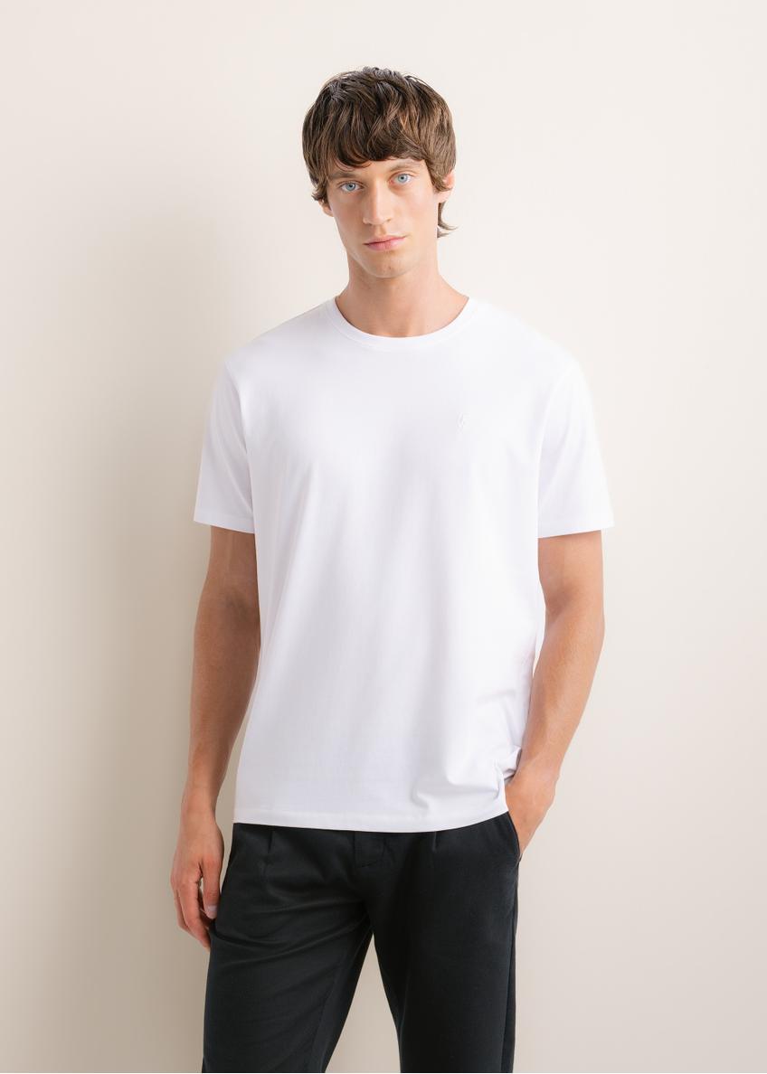 Biały T-shirt męski TSHMT-0120-0A(Z26), widok produktu z przodu na modelu. Widoczna połowa sylwetki.