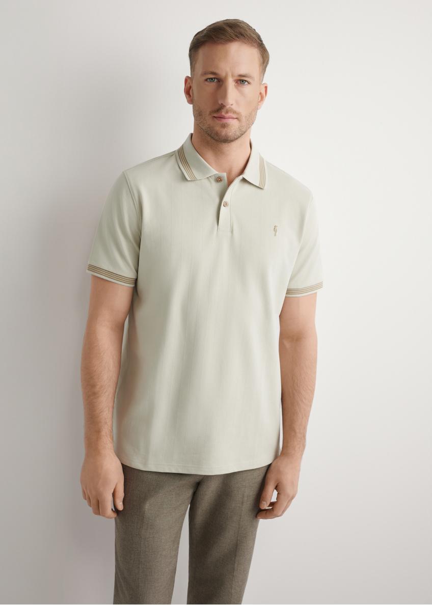 Koszulka polo w kolorze jasnego beżu POLMT-0090-1A(W26), widok produktu z przodu na modelu. Widoczna połowa sylwetki.