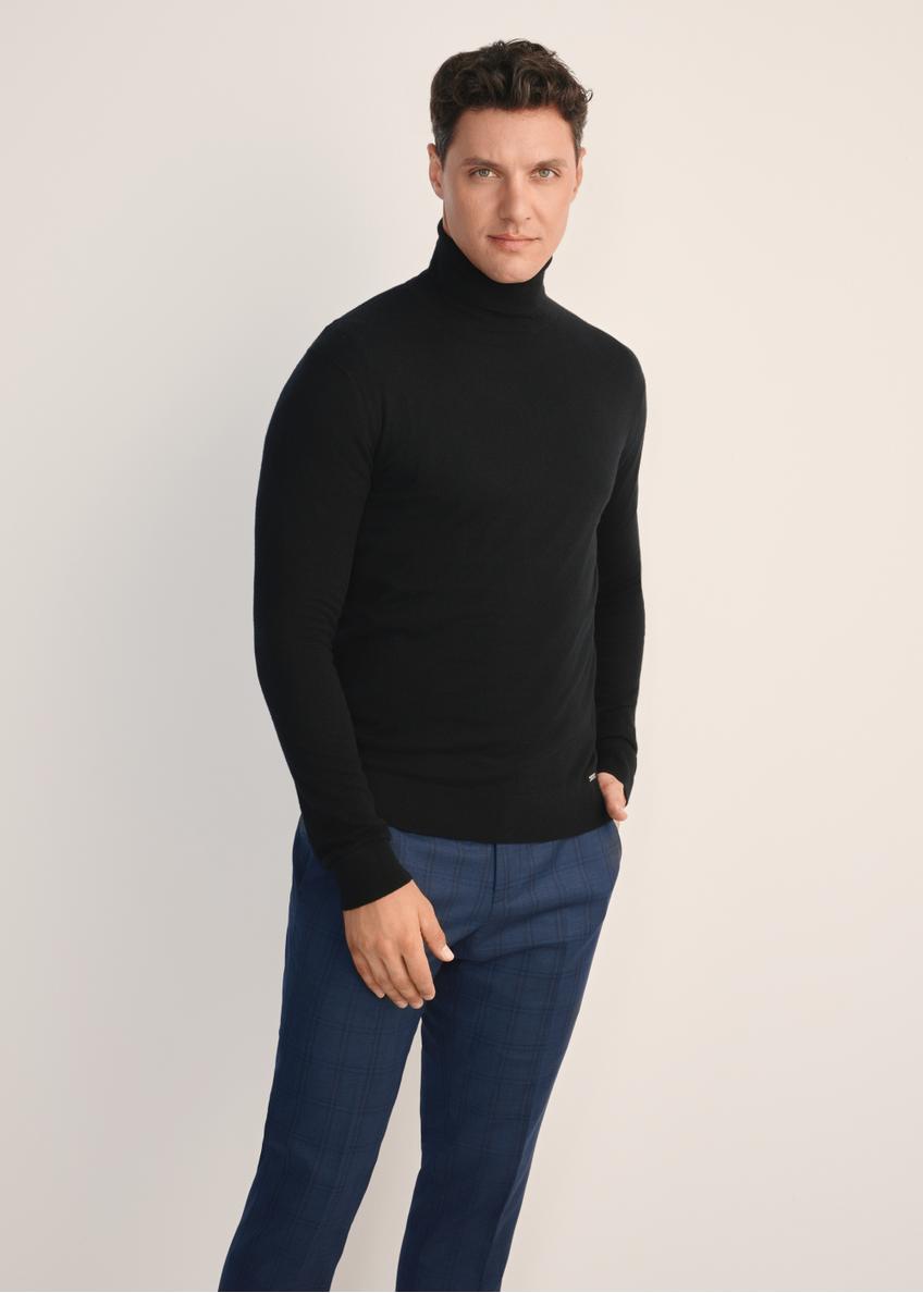 Czarny sweter męski z golfem SWEMT-0185-99(Z25), widok produktu z przodu na modelu. Widoczna połowa sylwetki.