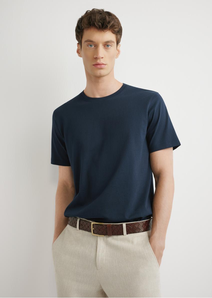 Granatowy bawełniany t-shirt męski TSHMT-0144-7E(W26), widok produktu z przodu na modelu. Widoczna połowa sylwetki.